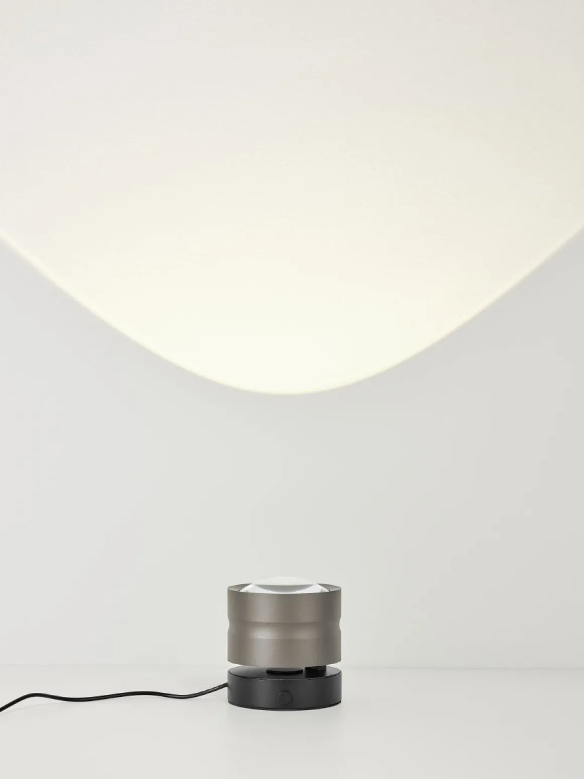 HELL LED Tischlampe Mika Bronze