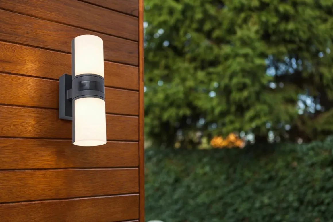 LED Außenwandleuchte Cyra mit Bewegungsmelder
