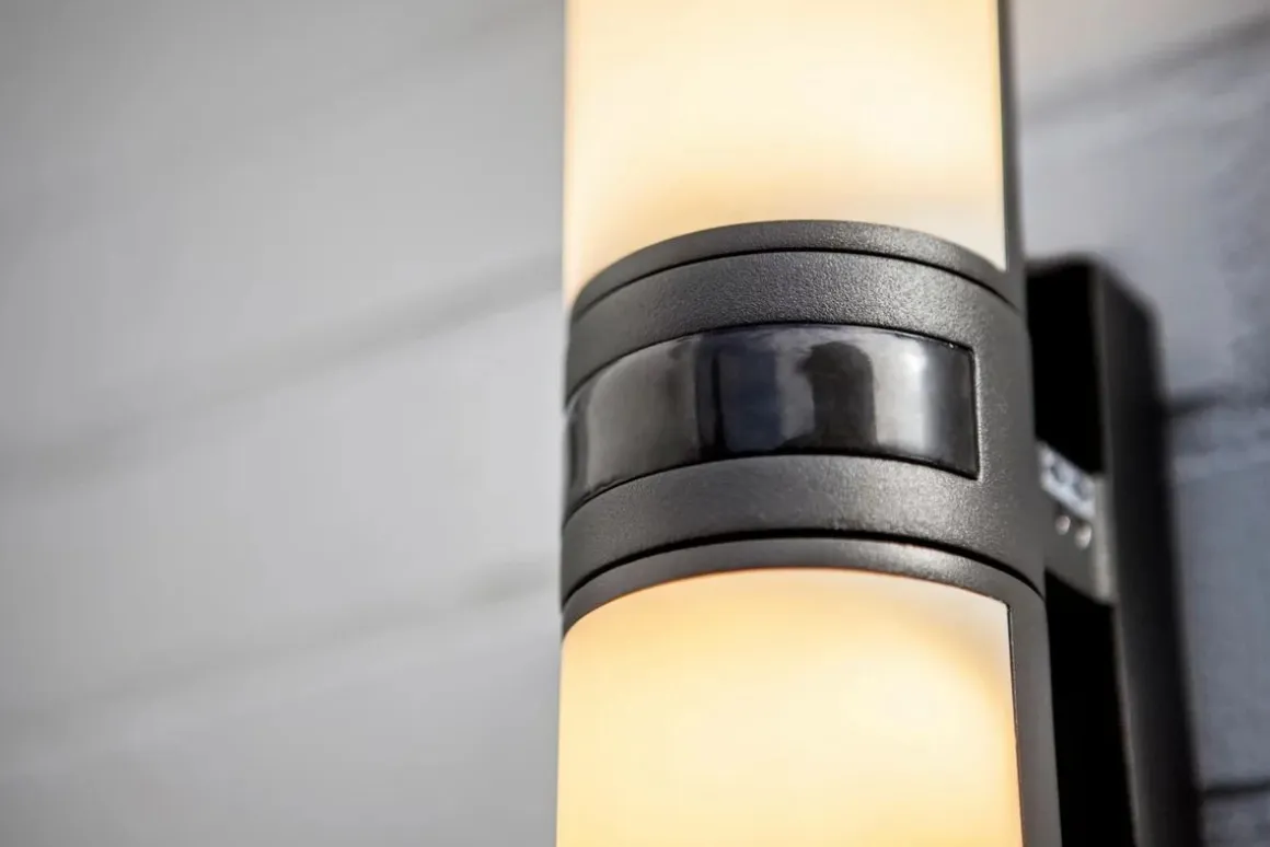 LED Außenwandleuchte Cyra mit Bewegungsmelder